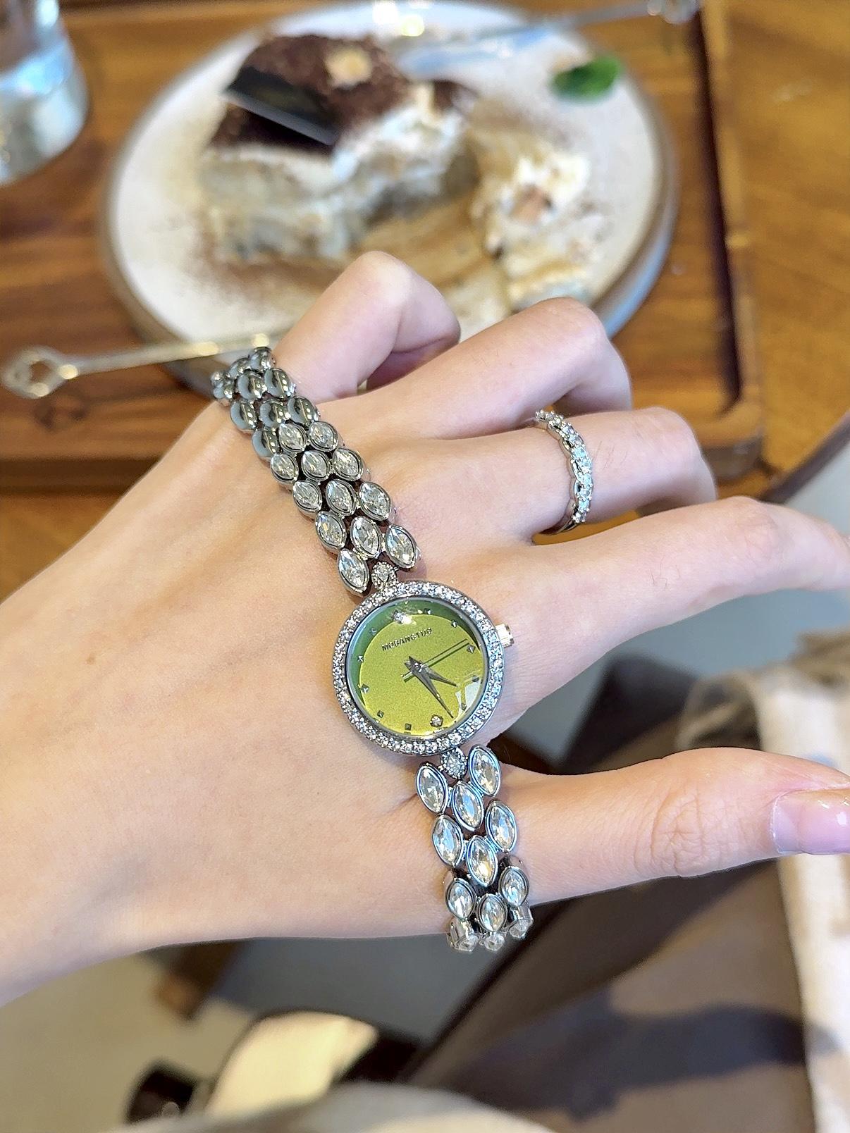 Luxury Watch Makes - High-end women's watches with a touch